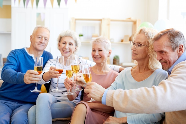 Seniorinnen beim gemeinsamen Frühstück mit Zeitung